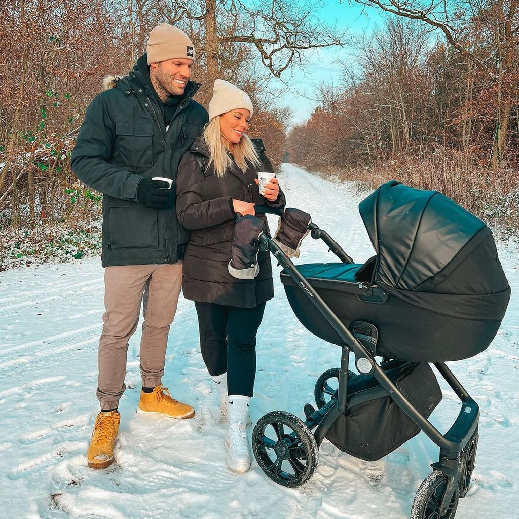 Steffen König und Jenny Frankhauser mit ihrem Sohn, Dezember 2022