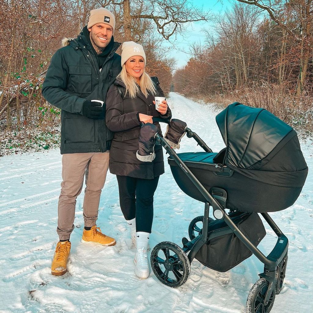 Steffen König und Jenny Frankhauser mit Sohn Damian, Dezember 2022
