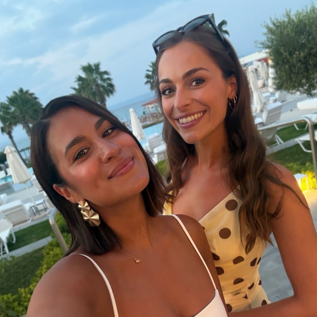 Steffi Brungs und eine Freundin, August 2026