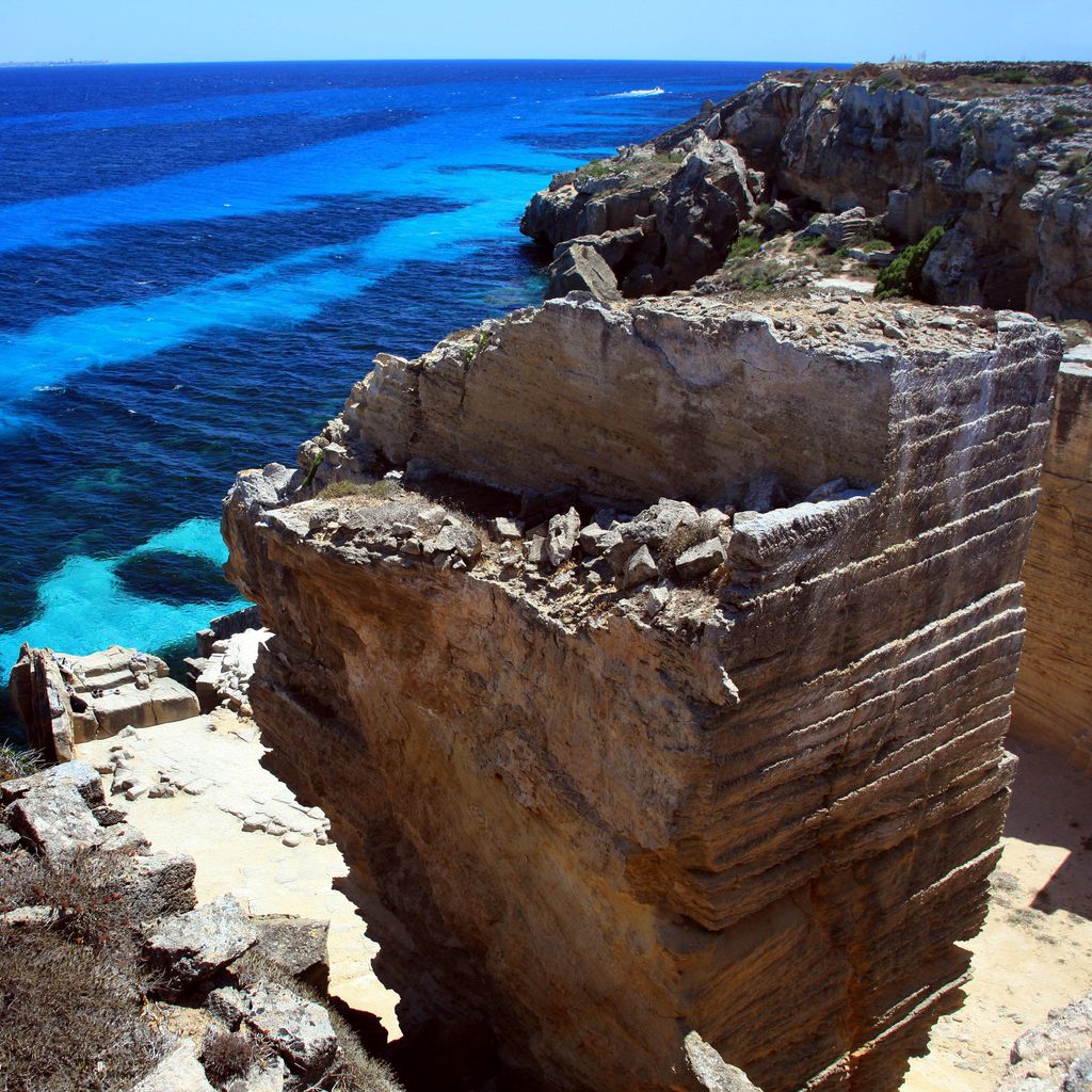 Der Strand Cala Rossa auf Favignana, Italien