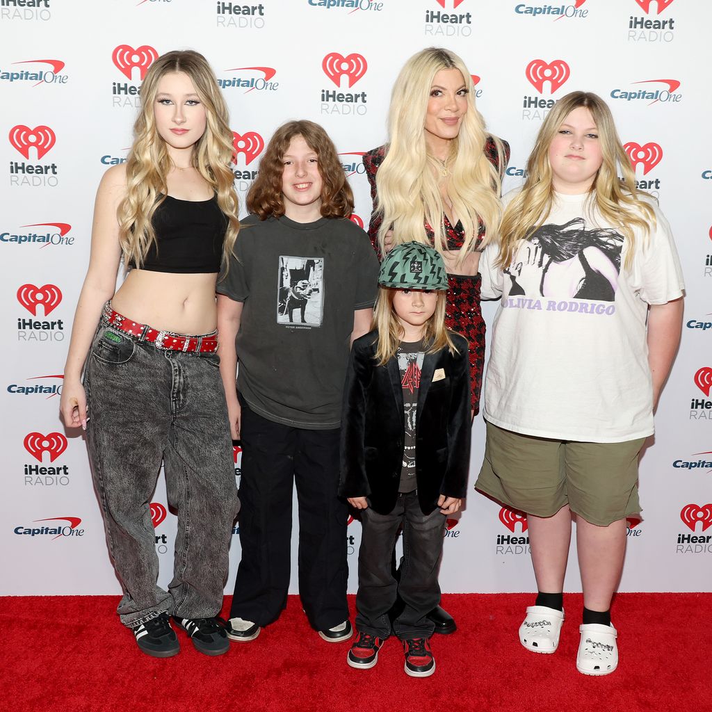 Tori Spelling posiert mit vier ihrer Kinder, 2023