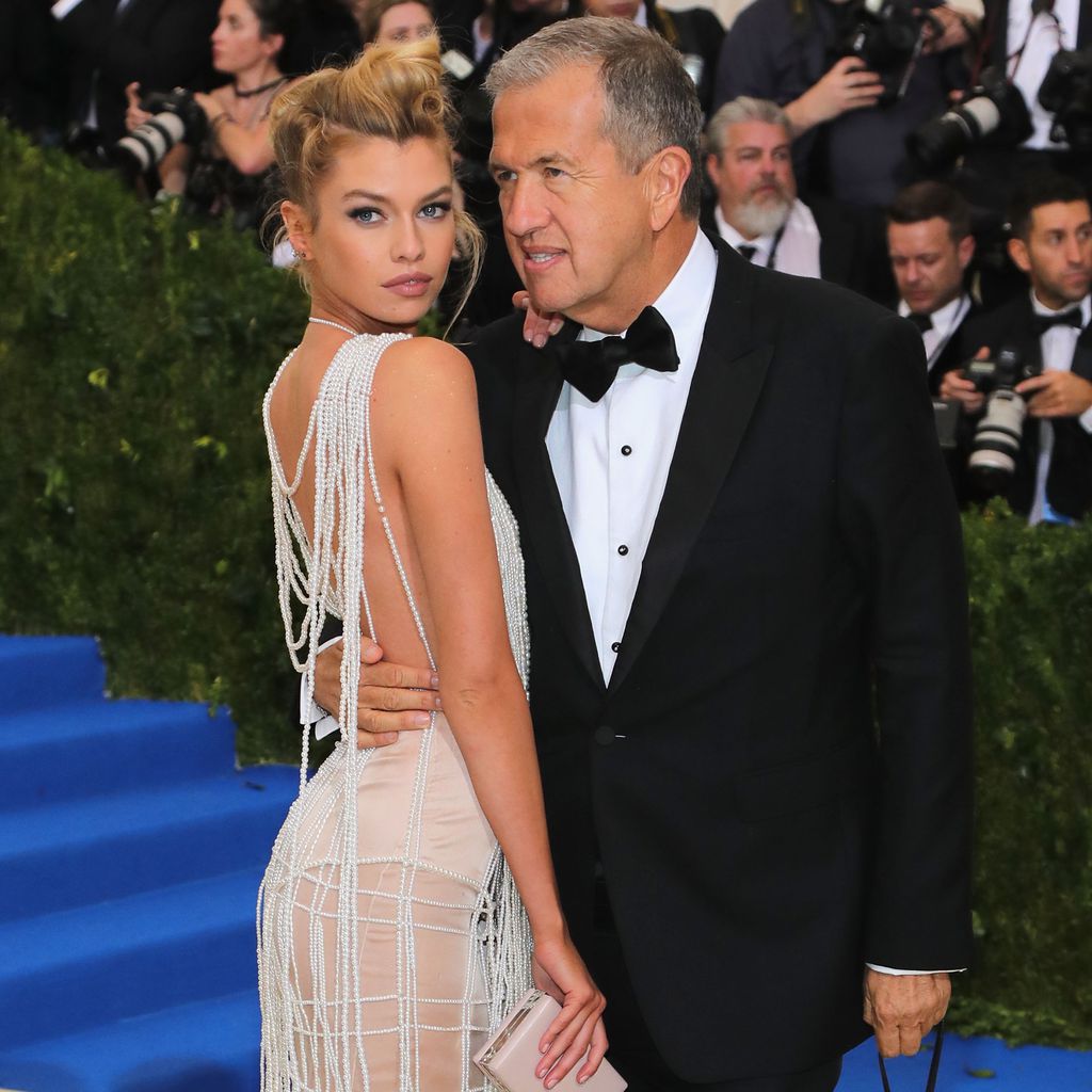 Stella Maxwell und Mario Testino bei einer Gala in New York