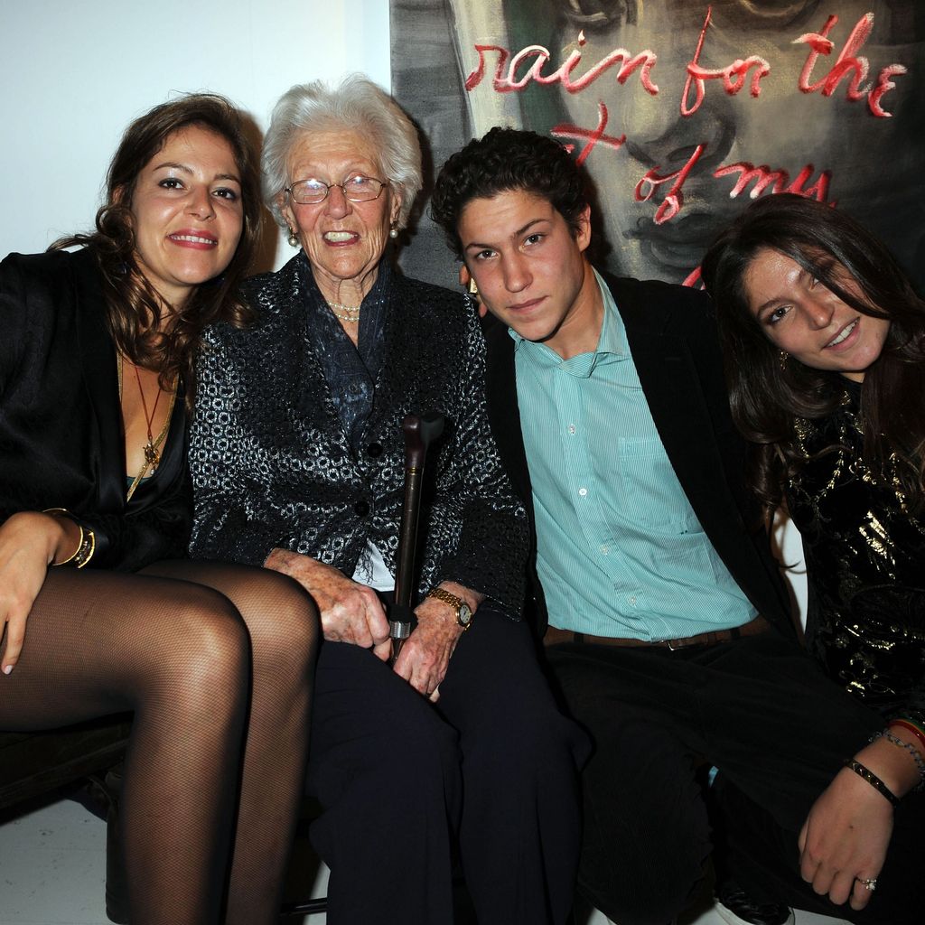 Vito Schnabel mit Schwestern Lola Schnabel und Stella Schnabel sowie Großmutter Anne de Beaurang