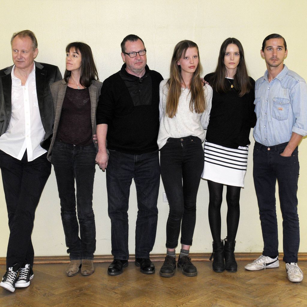 Stellan Skarsgård, Charlotte Gainsbourg, Lars von Trier, Mia Goth, Stacy Martin und Shia LaBeouf bei den Dreharbeiten zu Nymphomaniac