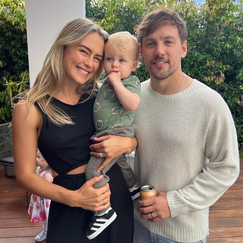 Steph Claire Smith, ihr Sohn Harvey John Miller und ihr Mann Josh Miller im April 2022