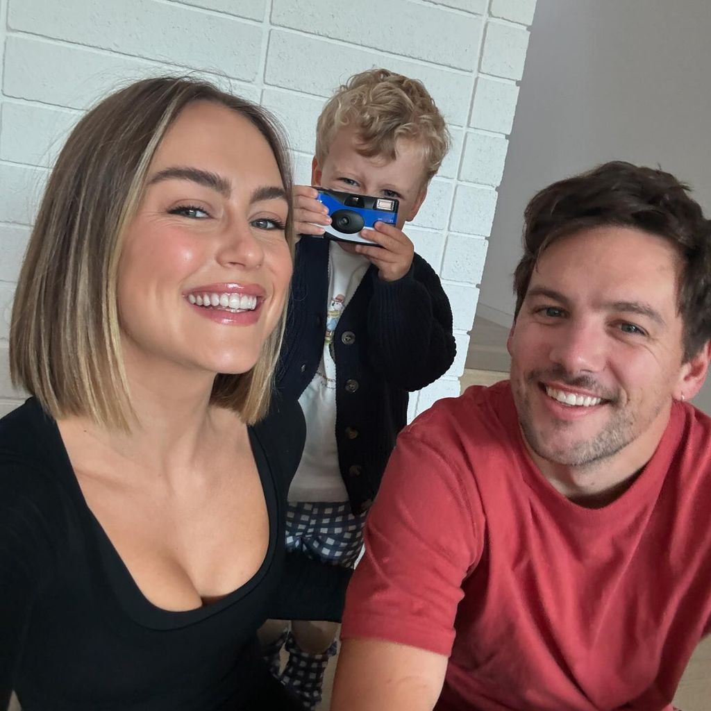 Steph Claire Smith, ihr Sohn Harvey und ihr Mann Josh Miller im Mai 2024