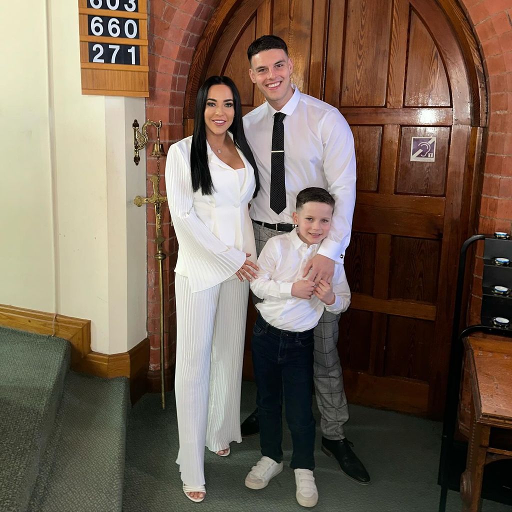 Stephanie Davis mit ihrem Sohn Caben und ihrem Partner Joe Mckalroy