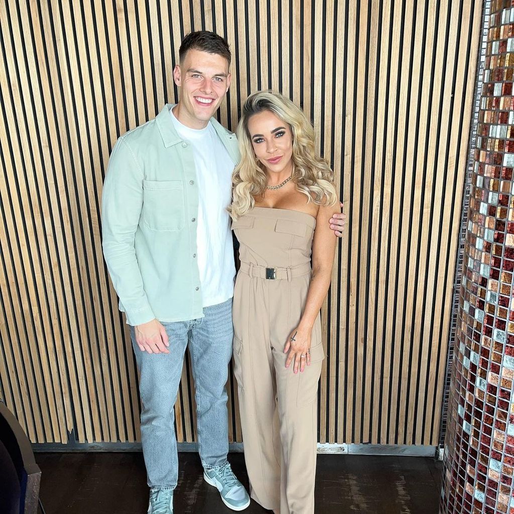 Stephanie Davis und ihr Partner Joe im August 2023
