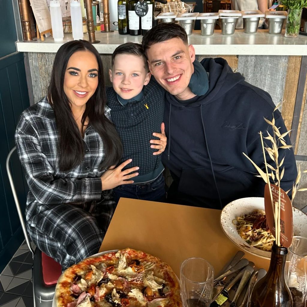 Stephanie Davis mit ihrem Sohn und Partner im März 2024