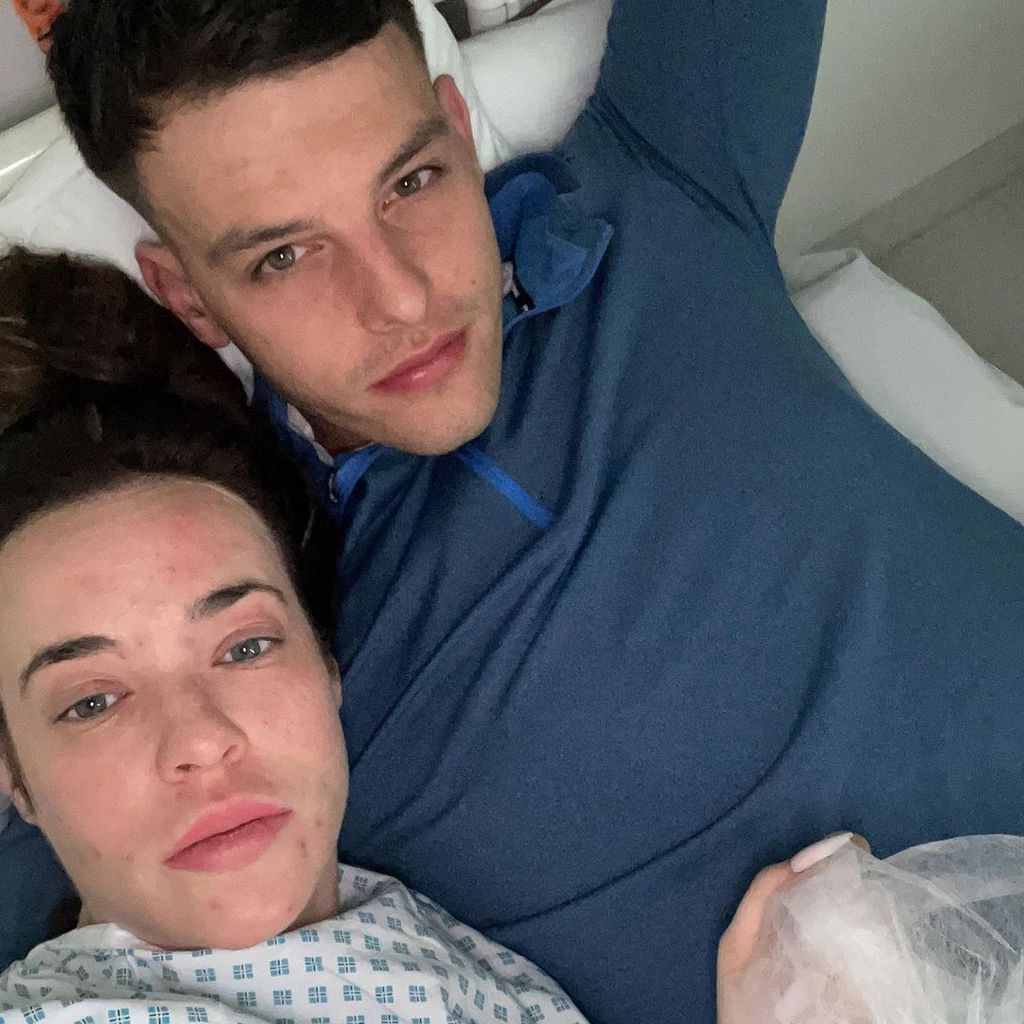 Stephanie Davis und ihr Partner Joe im Krankenhaus