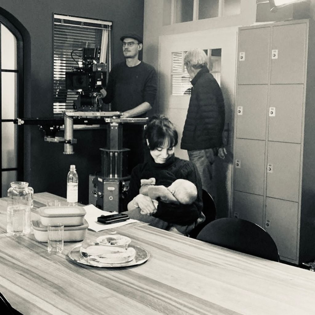 Stephanie Stumph im März 2026 mit Baby am Set