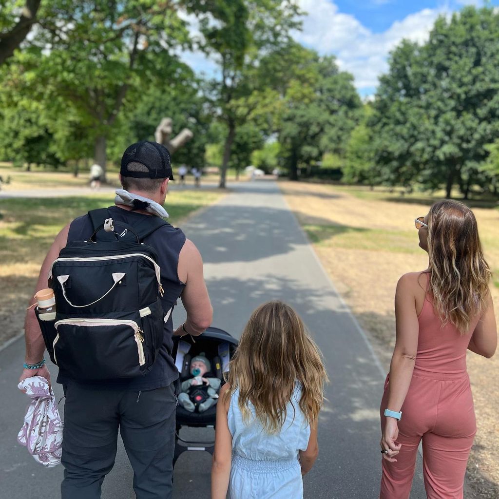 Stephen Amell mit seinem Sohn, seiner Tochter Maverick und seiner Frau Cassandra