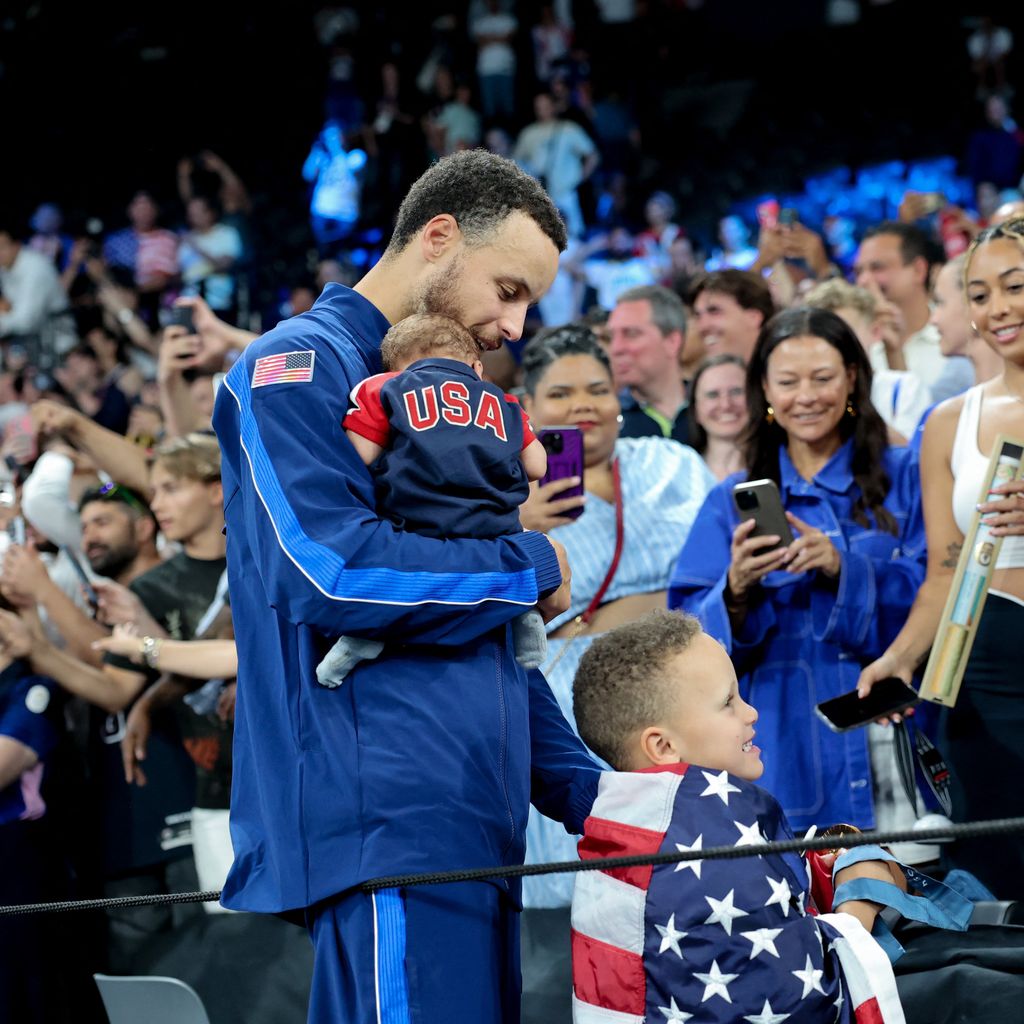 Stephen Curry und seine Söhne bei den Olympischen Spielen 2024