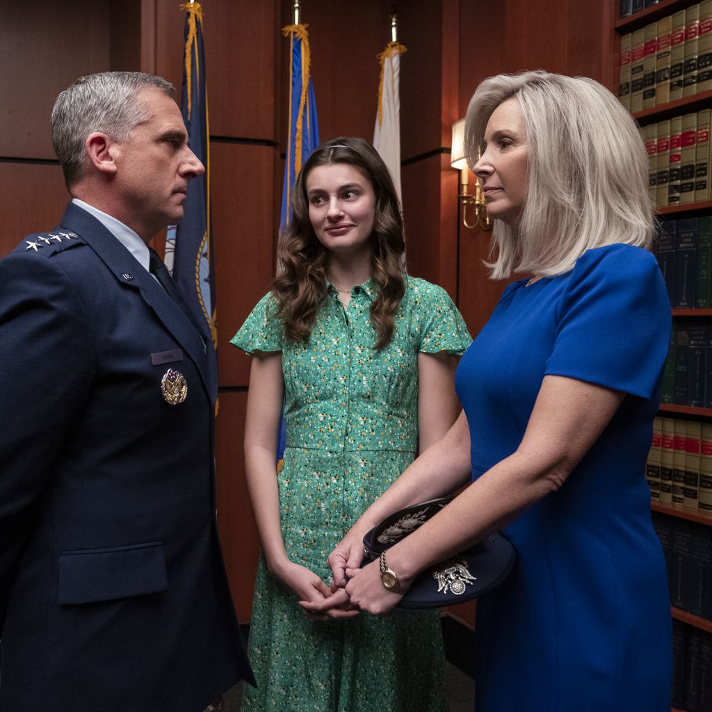 Steve Carell, Diana Silvers und Lisa Kudrow in "Space Force"