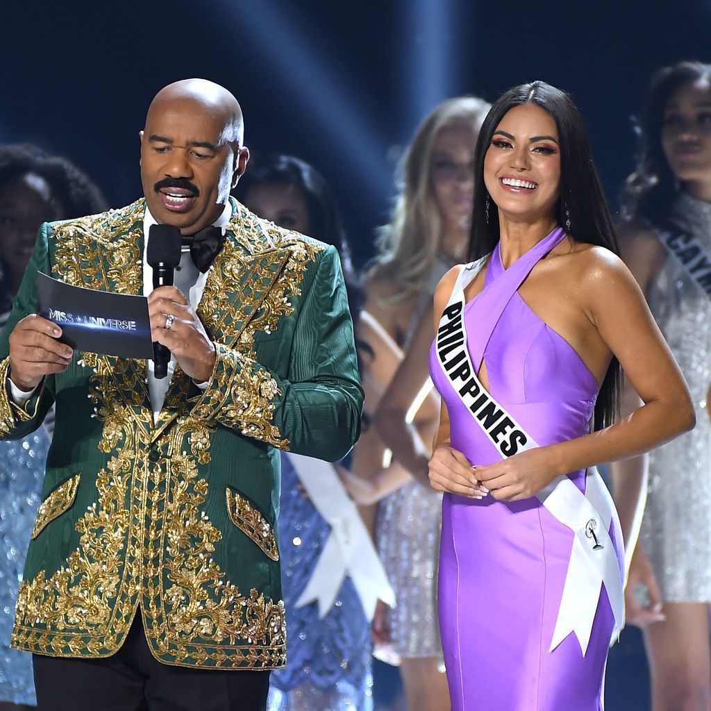 Steve Harvey und Miss Philippines Gazini Ganados bei der Miss-Universe-Wahl 2019