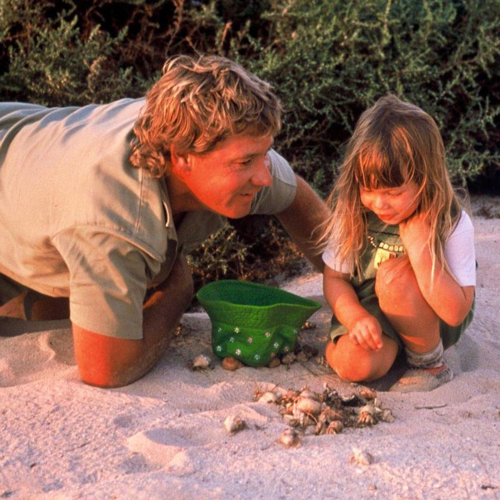 Steve Irwin und seine Tochter Bindi Irwin am Strand