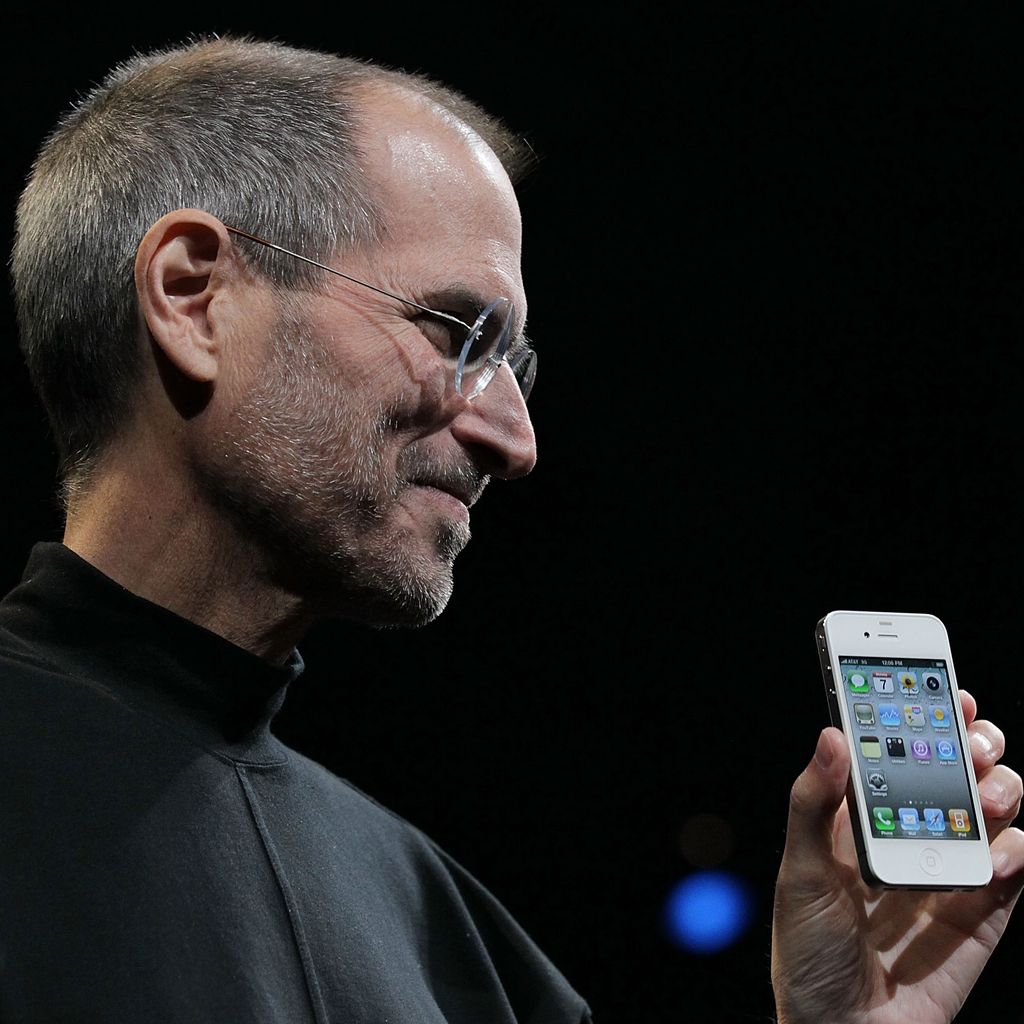 Steve Jobs mit einem iPhone 4