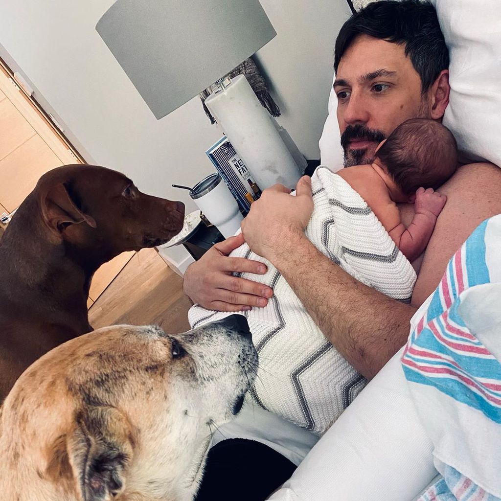 Steve Kazee und Callum Michael Rebel Kazee im März 2020