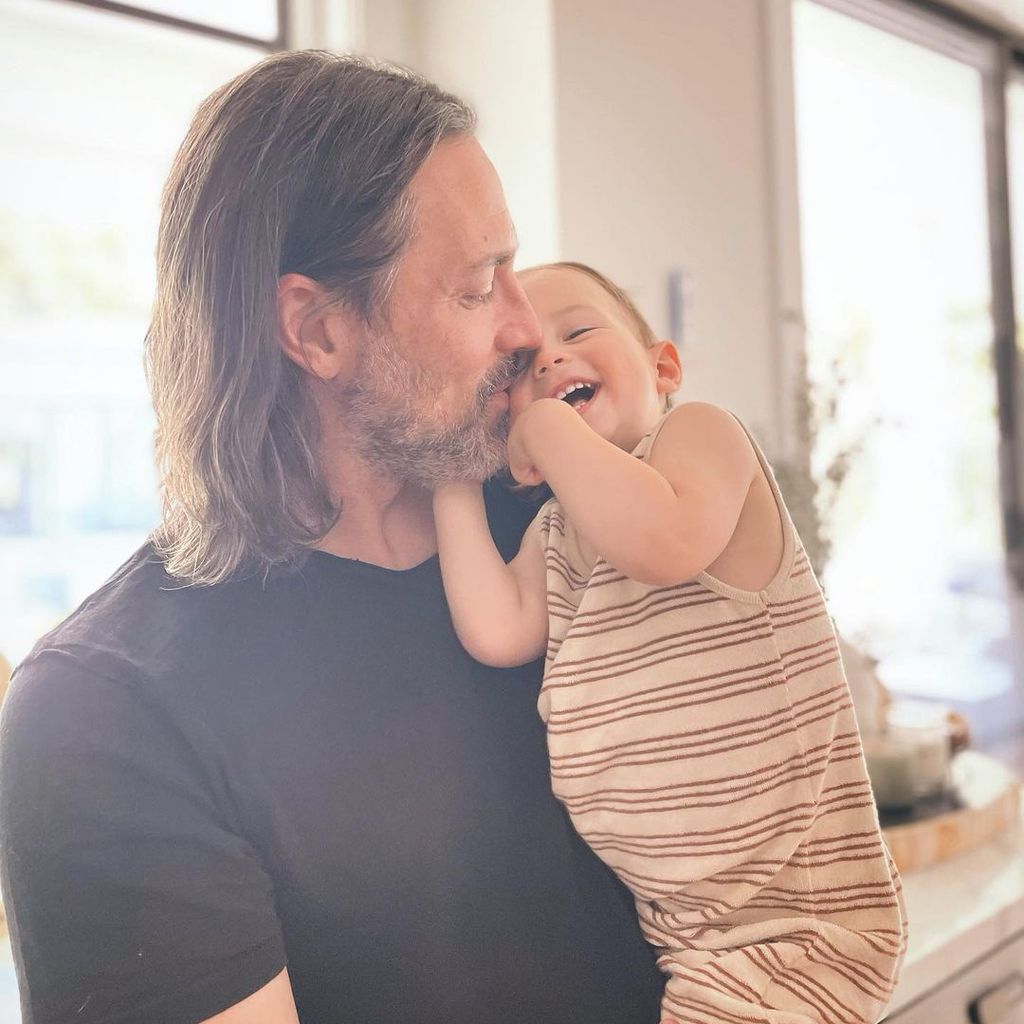 Steve Kazee mit seinem Sohn Callum im August 2021