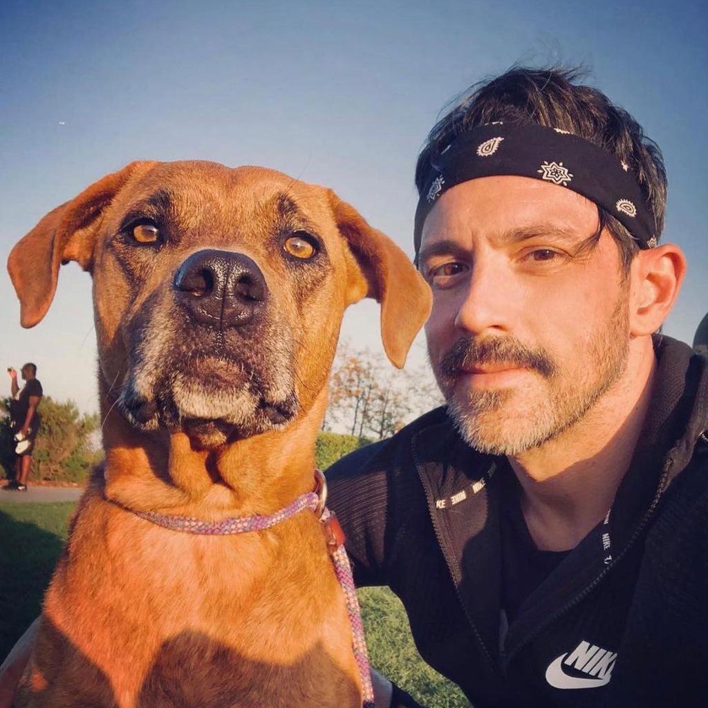 Steve Kazee mit seiner verstorbenen Hündin