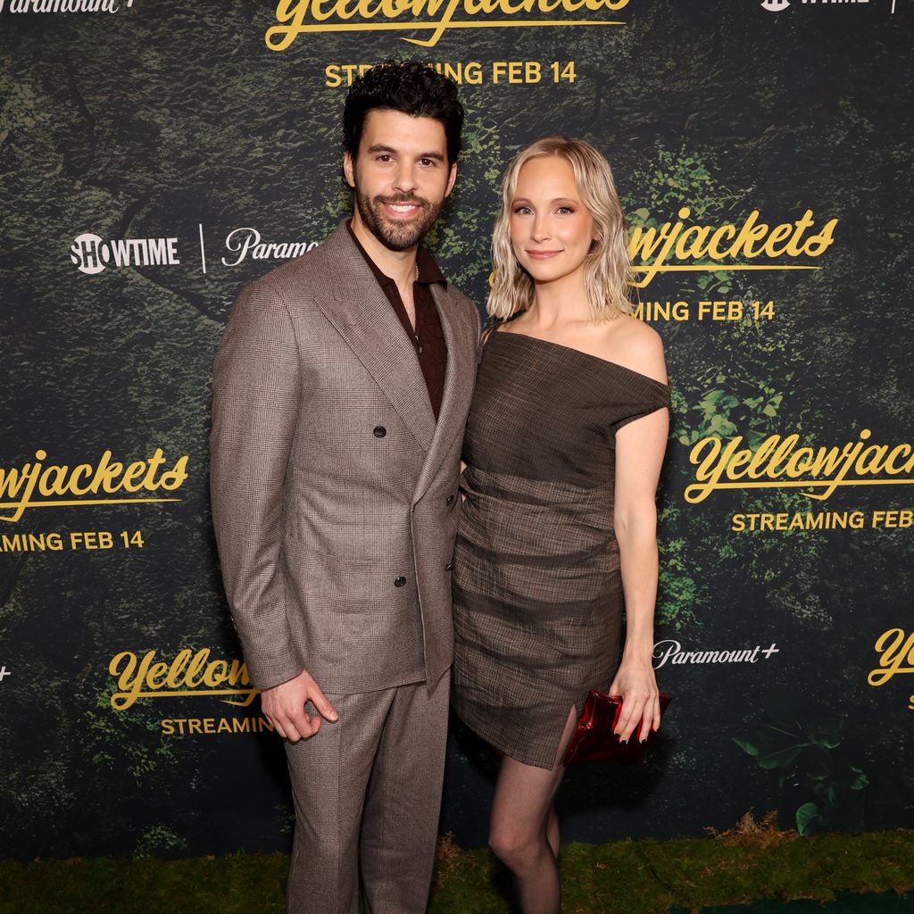 Steven Krueger und Candice King bei der Premiere von "Yellowjackets" Staffel 3 im DGA Theater in Los Angeles