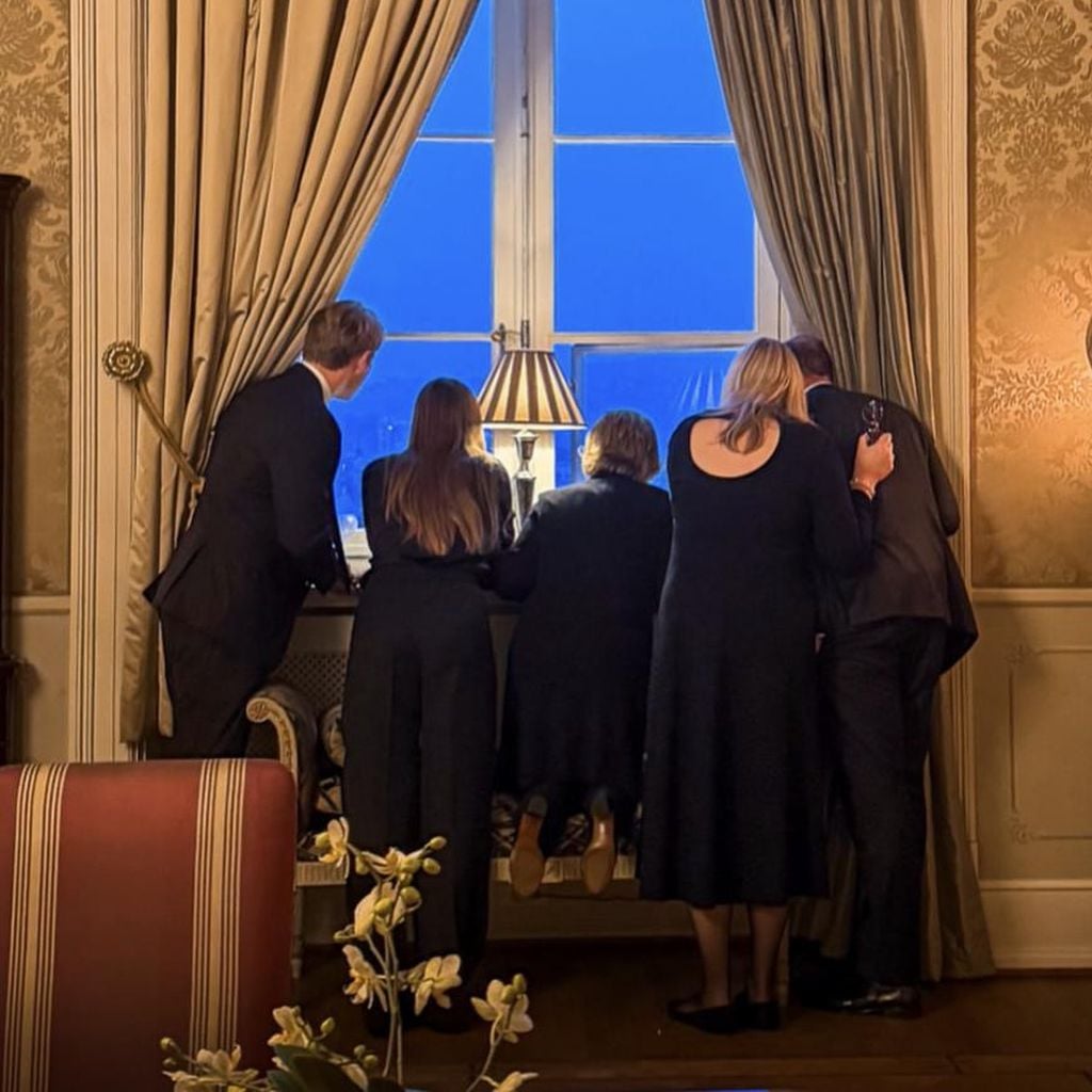 Stiller Abschied: Norwegens Royals blicken auf ein Blumenmeer vor dem Osloer Schloss
