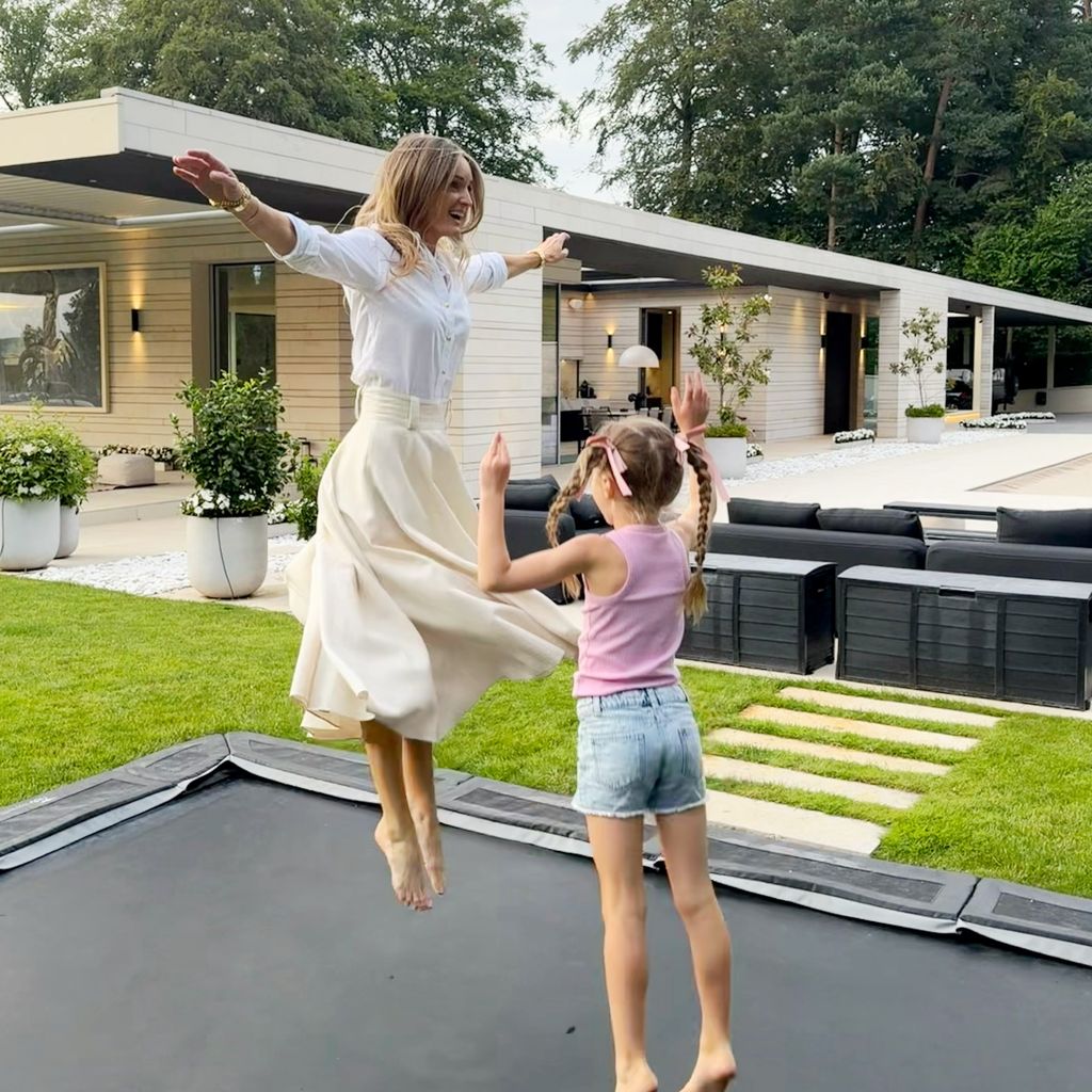 Storm Keating tobt mit Tochter Coco auf dem Trampolin