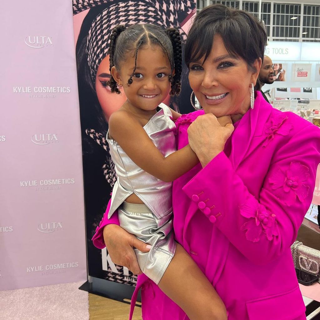 Stormi Webster und ihre Großmutter Kris Jenner