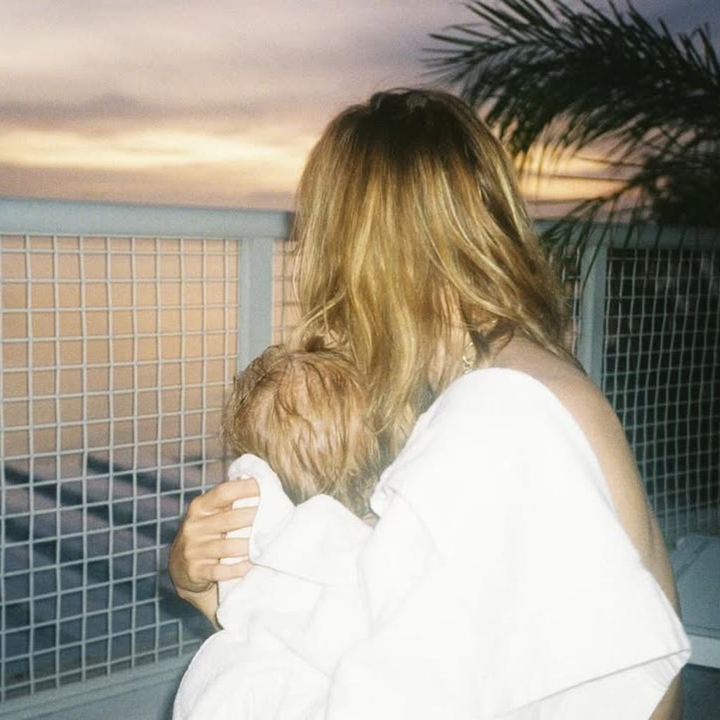 Suki Waterhouse mit ihrer Tochter, Juli 2025