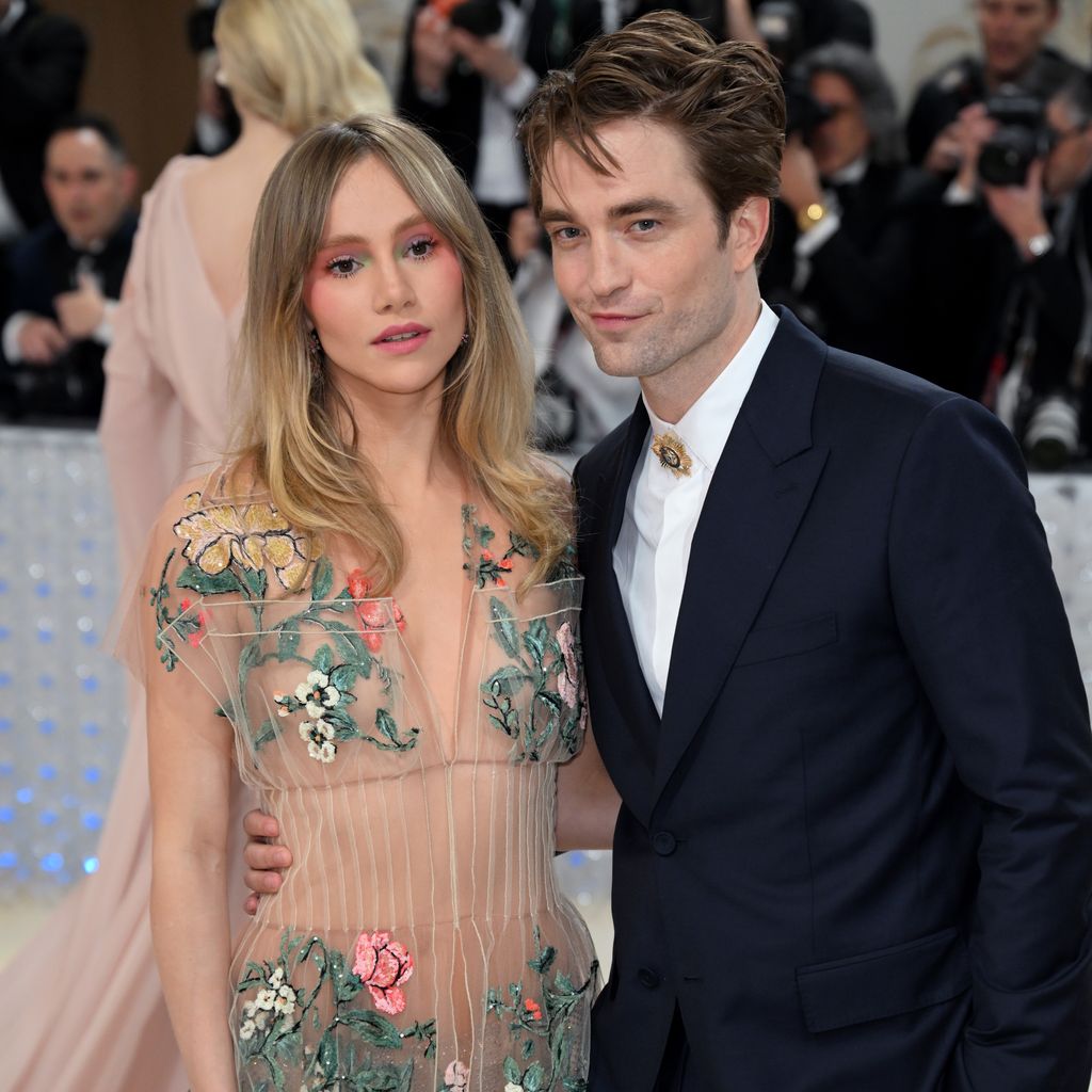 Suki Waterhouse und Robert Pattinson bei der Met Gala 2023