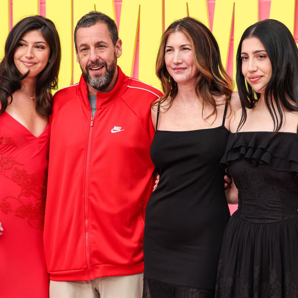 Sunny Sandler, Adam Sandler, Jackie Sandler und Sadie Sandler bei der Premiere von Netflix' "Roommates" in Hollywood