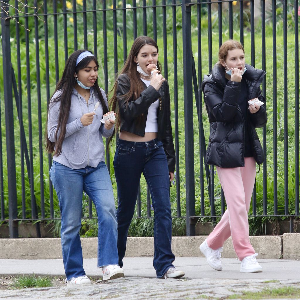 Suri Cruise, Tochter von Tom Cruise und Katie Holmes, mit Freundinnen