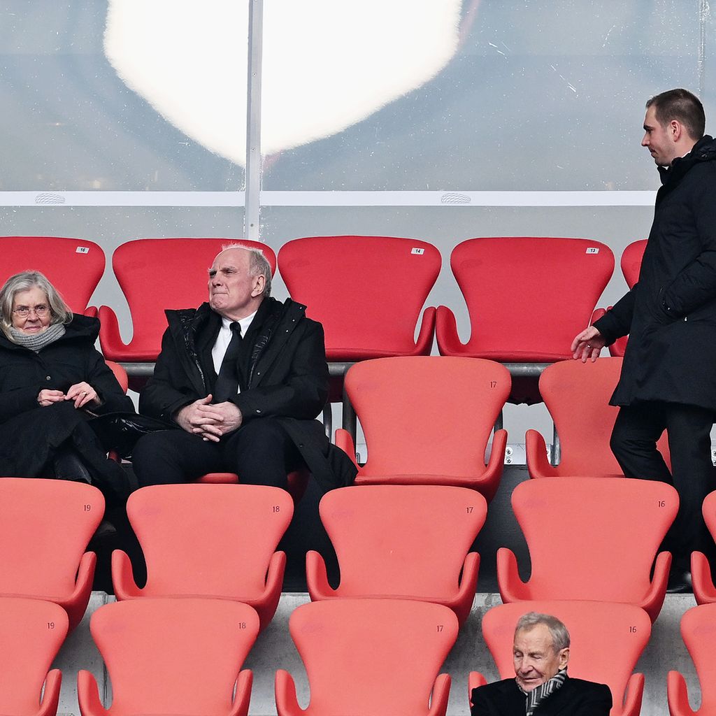 Susanne und Uli Hoeneß sowie Philipp Lahm bei der Trauerfeier für Franz Beckenbauer