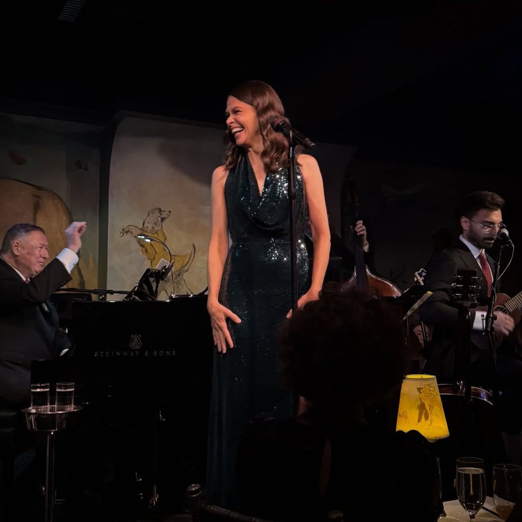 Hugh Jackman postet auf Instagram ein Bild von Sutton Foster