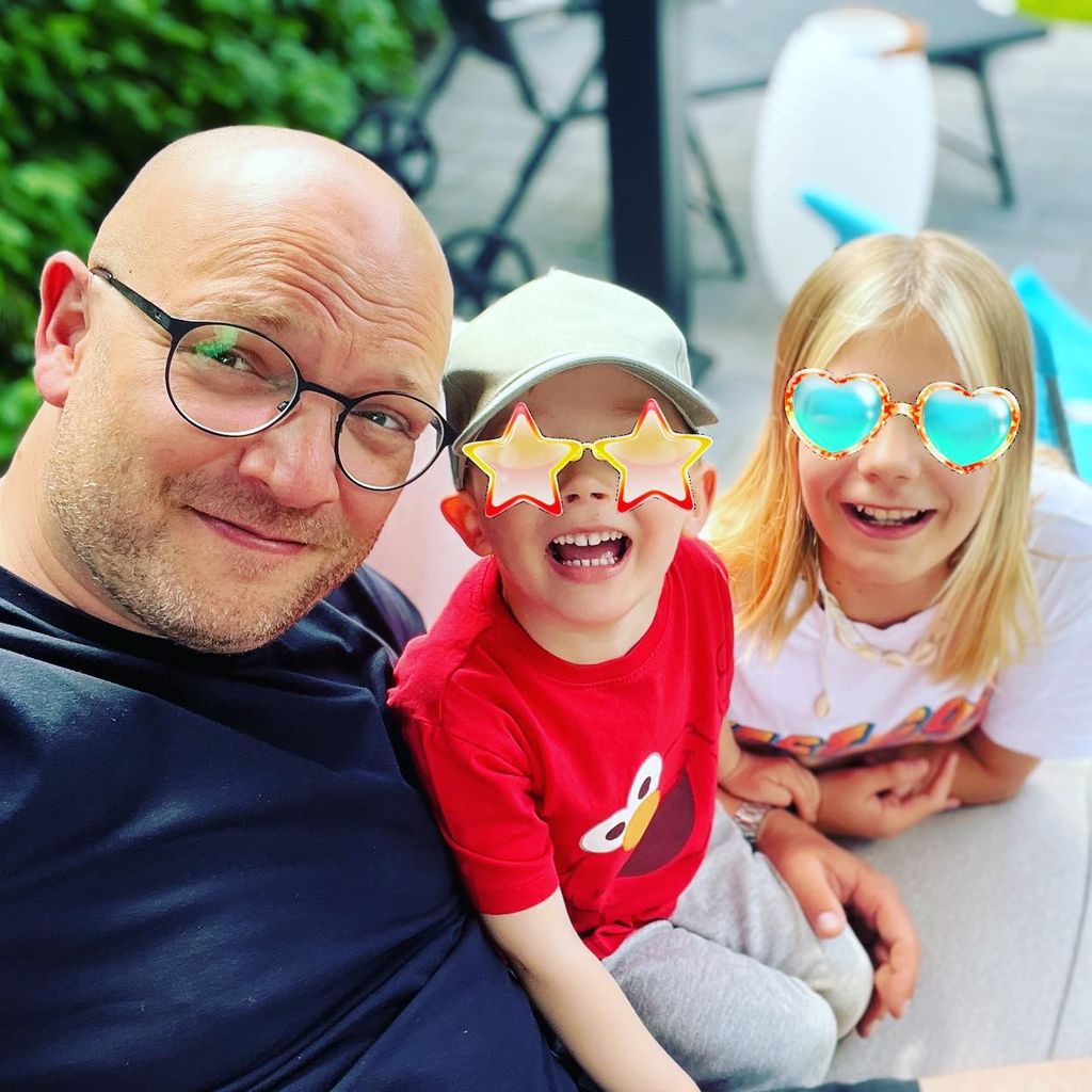 Sven Deutschmanek mit seinen Kindern im Mai 2022