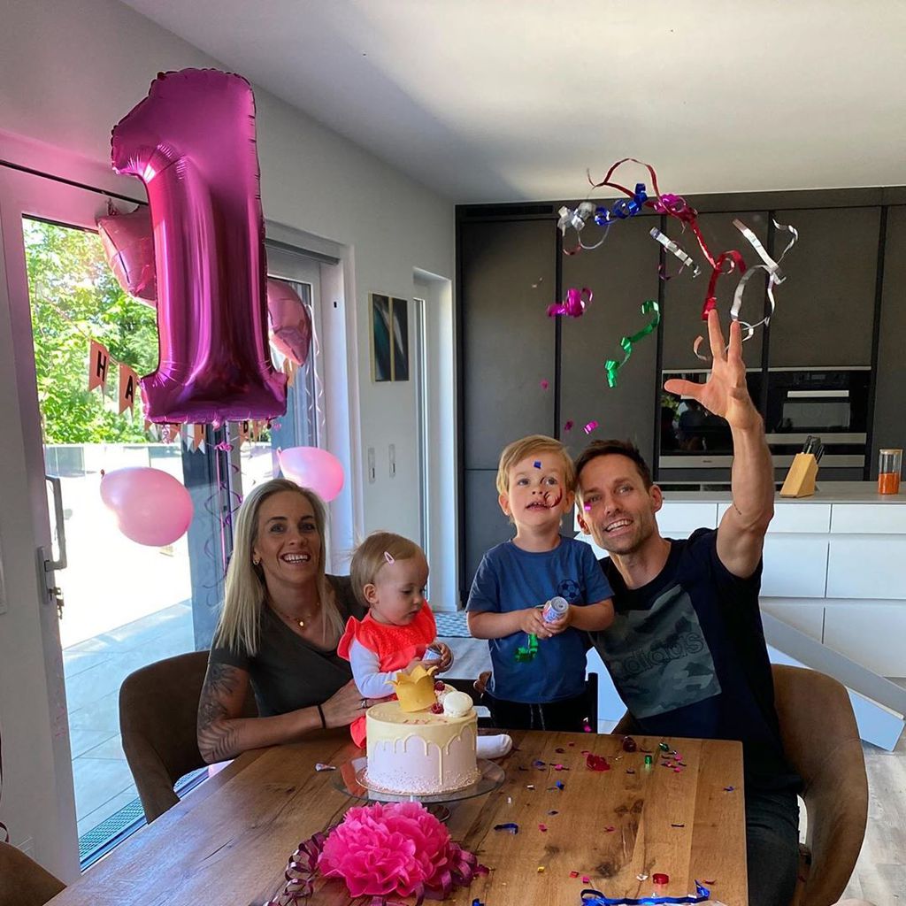Sven Hannawald mit seiner Frau, seinem Sohn und seiner Tochter, Mai 2020