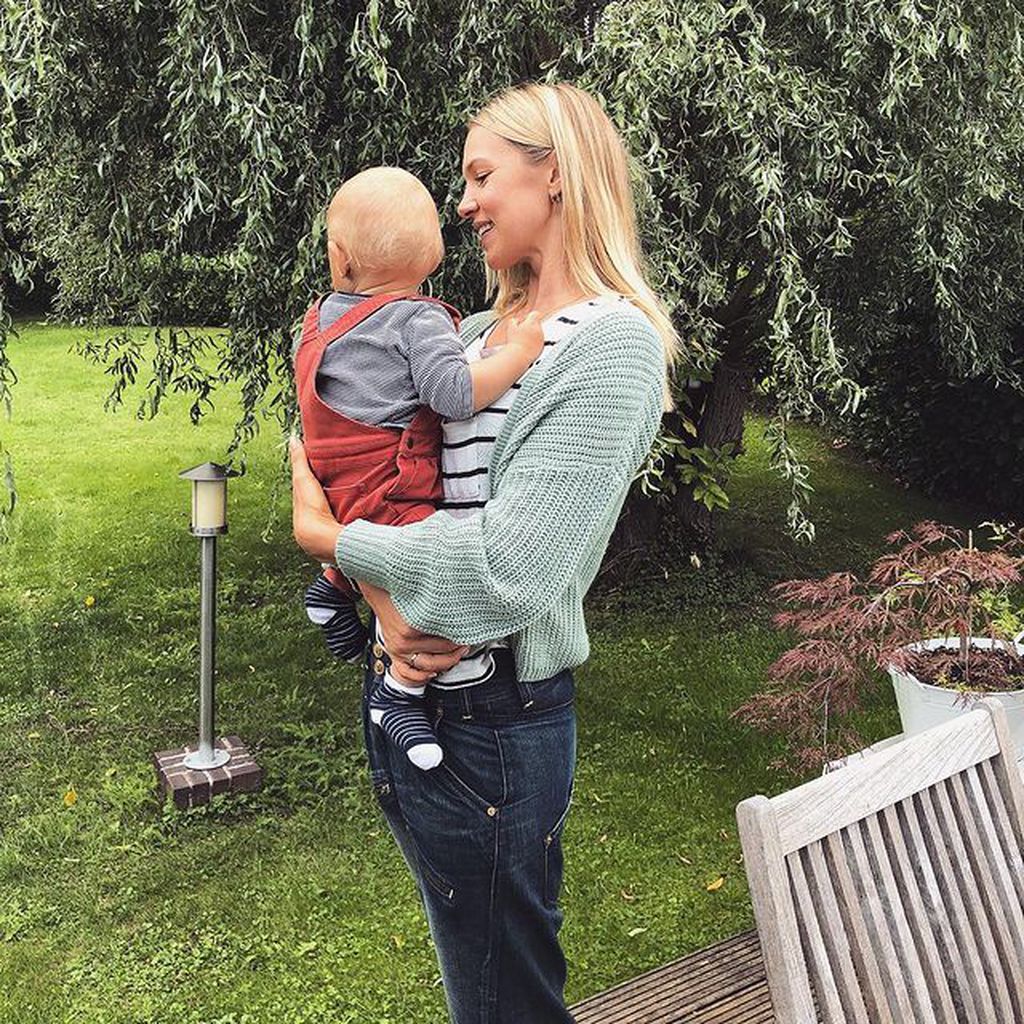 Svenja Holtmann mit ihrem Sohn