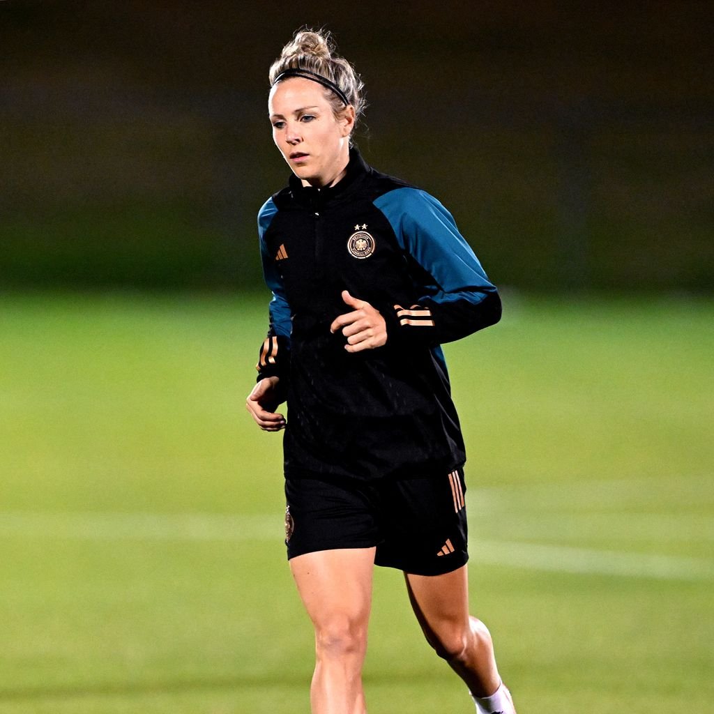Svenja Huth, Fußballerin