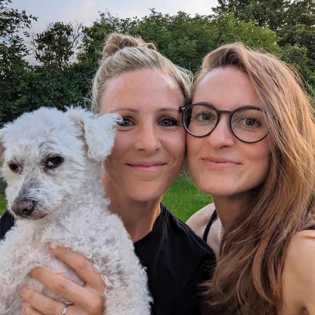 Svenja Huth mit ihrer Partnerin Laura, Juli 2023