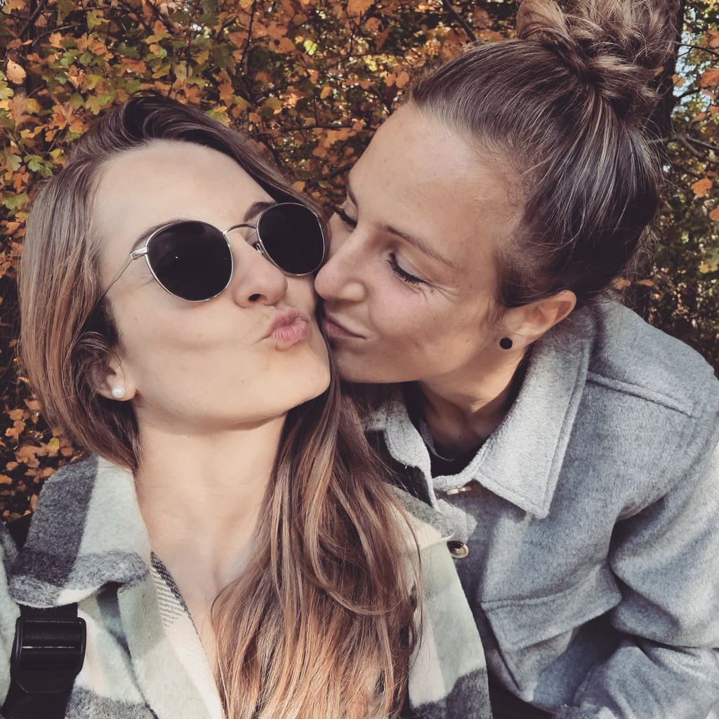 Svenja Huth (rechts) mit ihrer Partnerin Laura