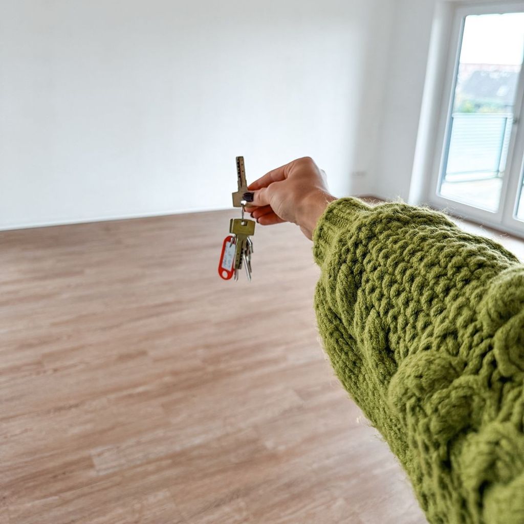 Svenja Theißen zeigt den Schlüssel ihrer neuen Wohnung