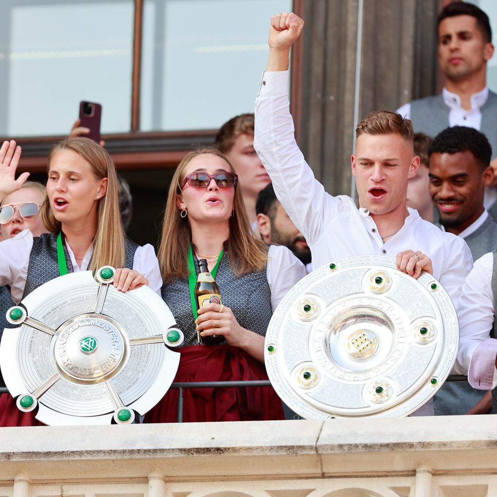 Sydney Lohmann und Joshua Kimmich mit den Meisterschaftsschalen