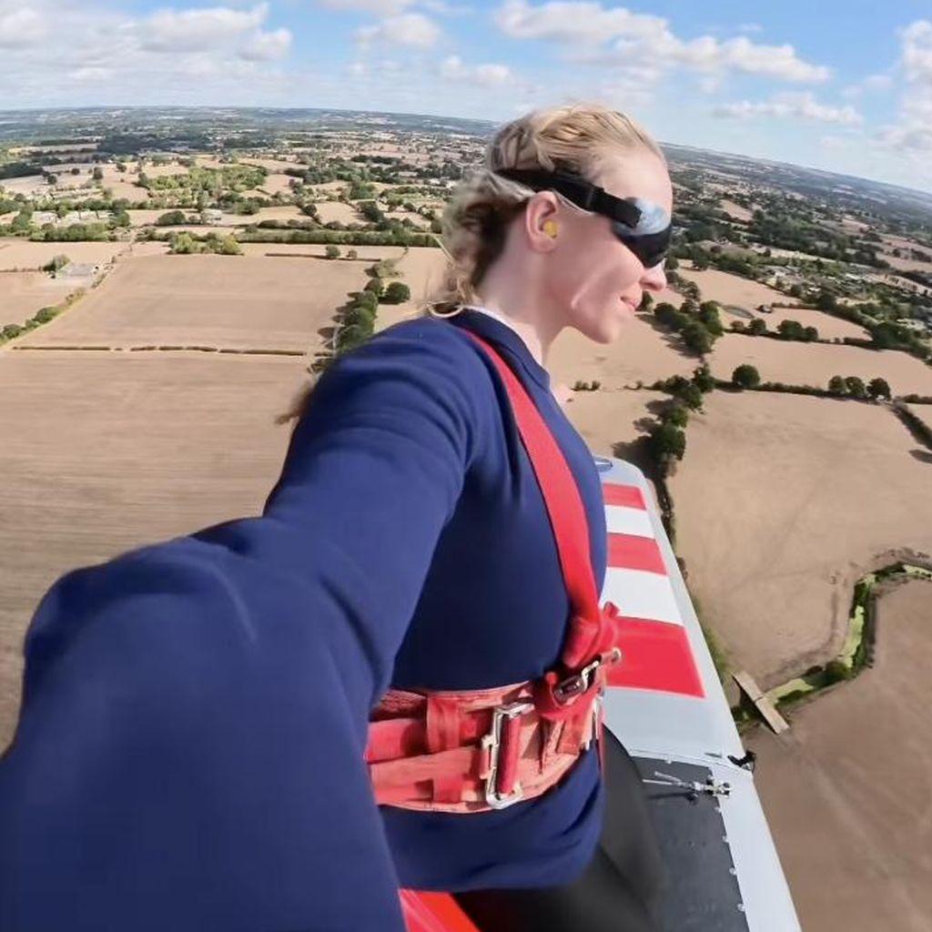 Sydney Sweeney beim Wing-Walking