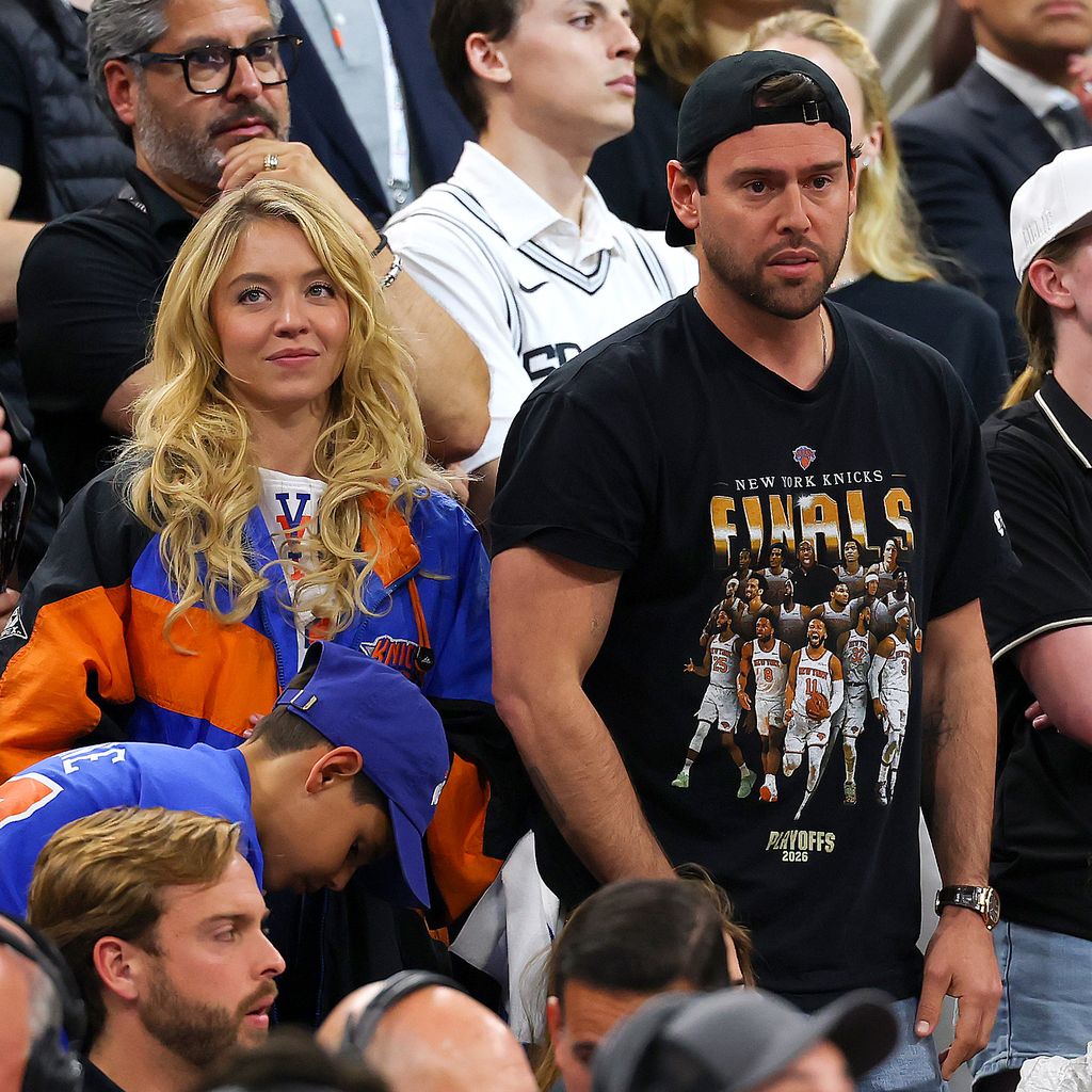 Sydney Sweeney und Scooter Braun beim NBA-Finals-Spiel der Spurs gegen die Knicks in San Antonio