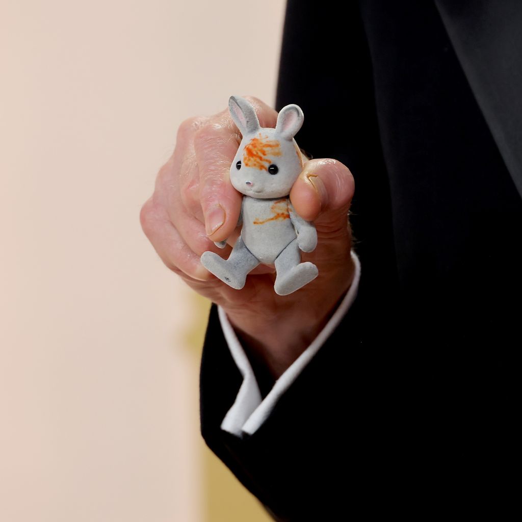 Bill Nighys Sylvanian Hase bei den Oscars im März 2023