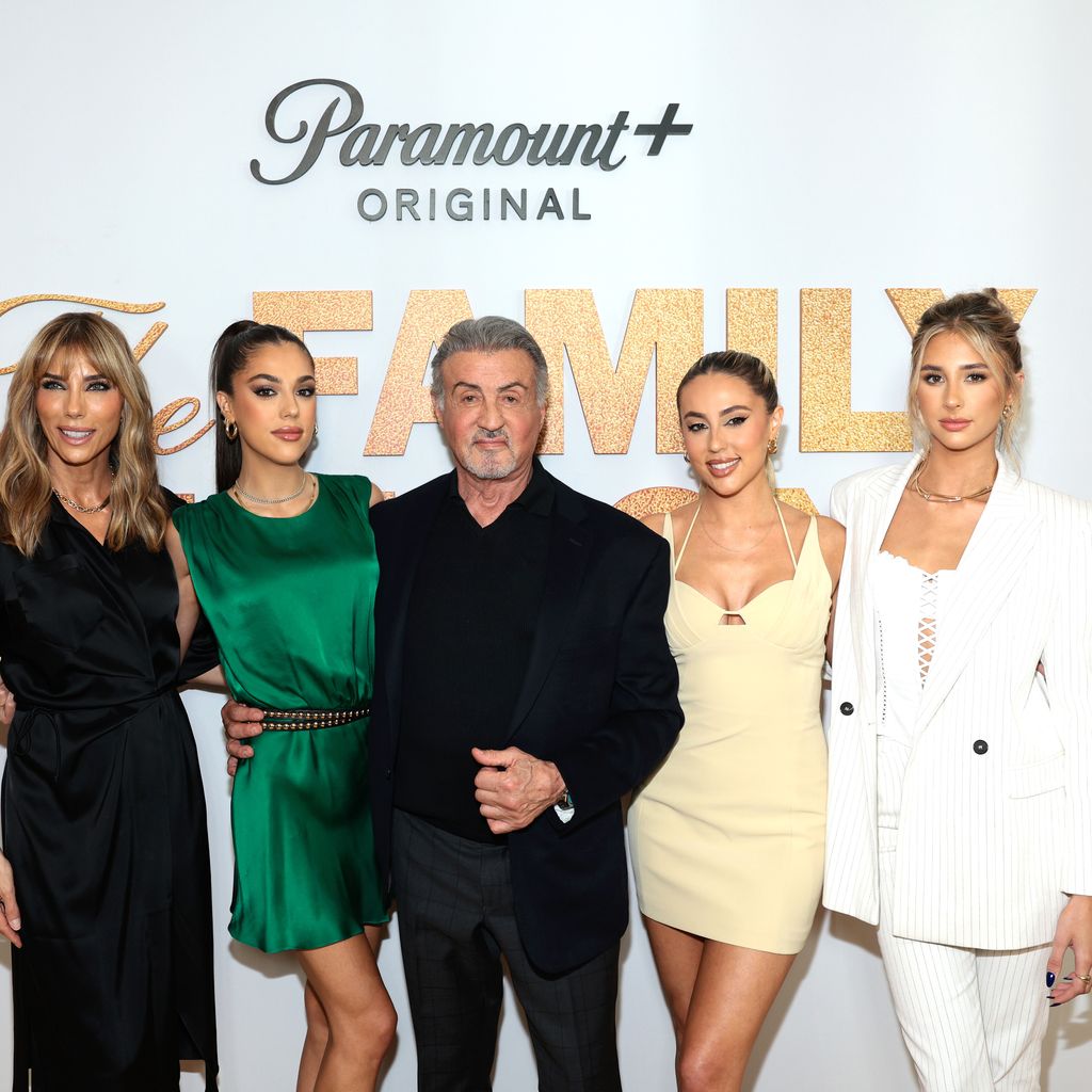 Sylvester Stallone (m.) mit seiner Frau und seinen Töchtern auf der "The Family Stallone"-Premiere