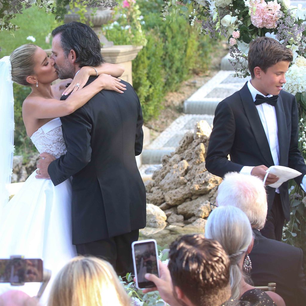 Sylvie Meis, Niclas Castello und Damian van der Vaart vor dem Altar