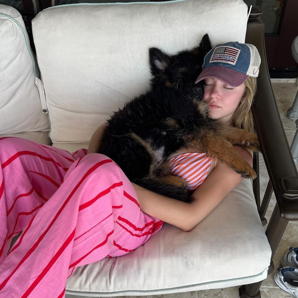 Syndey Sweeney mit dem Hündchen Sully Bear, April 2025