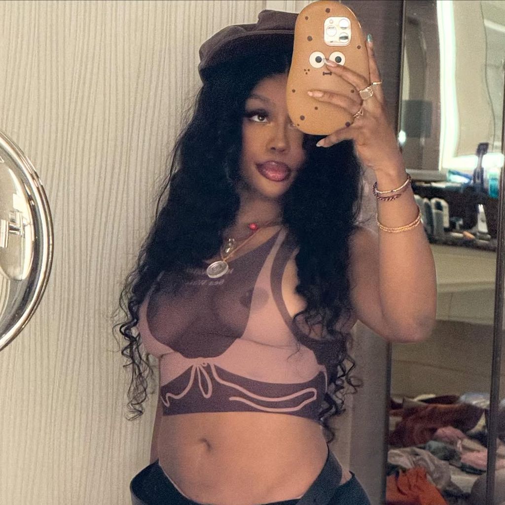SZA präsentiert sich auf Instagram in einem durchsichtigen Oberteil