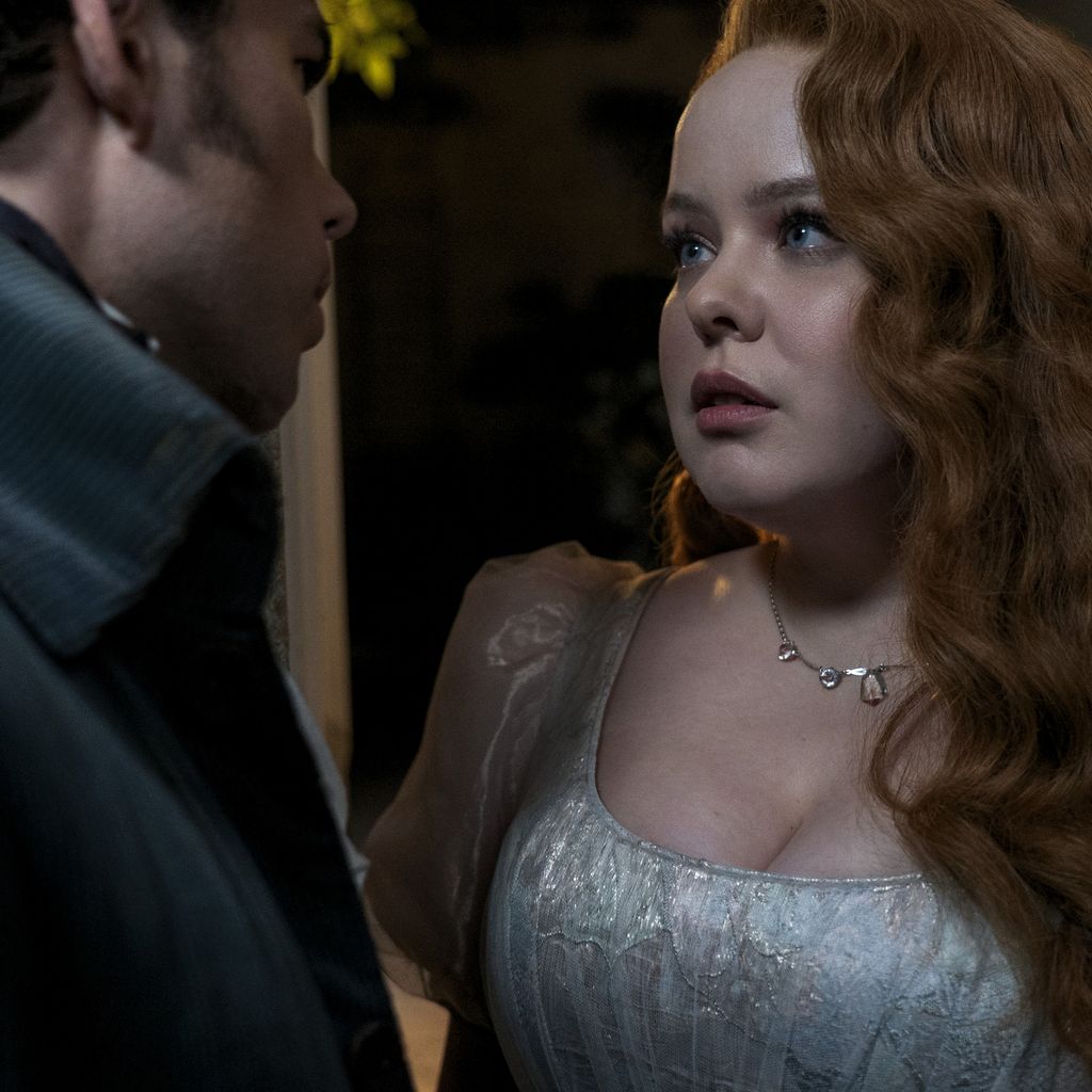 Szene aus der dritten "Bridgerton"-Staffel mit Luke Newton und Nicola Coughlan